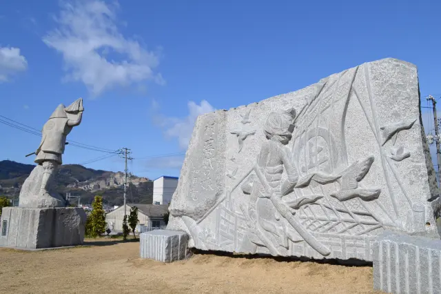 大島石を用いた村上武吉・元吉像やレリーフが展示される