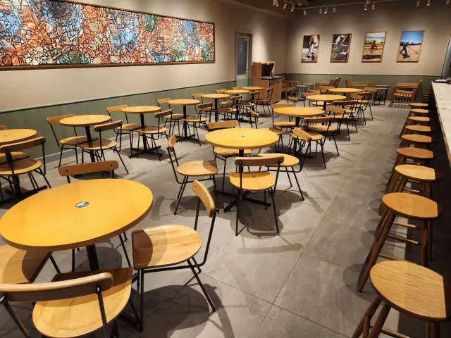 アートで飾られた店内