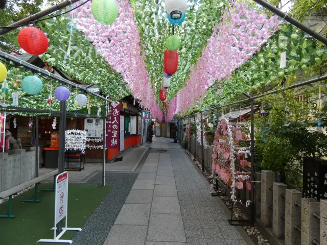 梅田の繁華街に位置