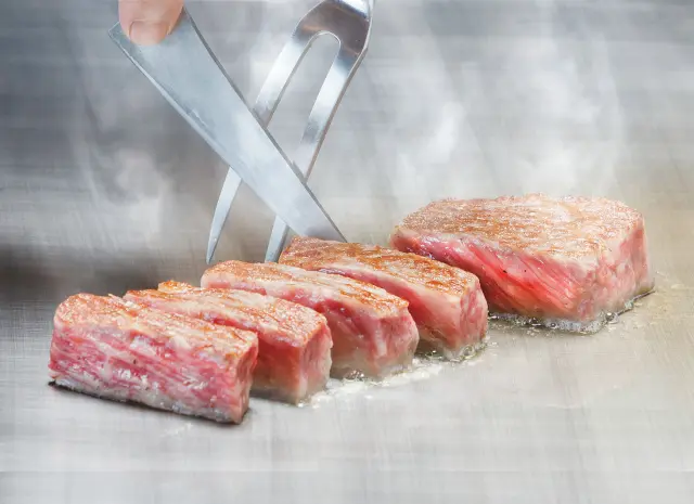鉄板で焼く様子が見られるのもこちらの醍醐味