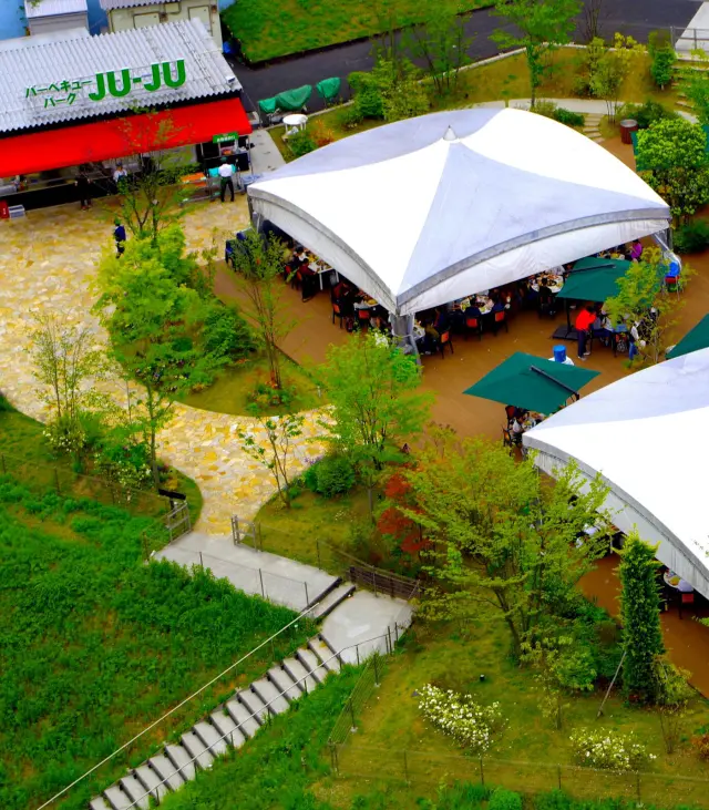 木々に囲まれ落ち着いた雰囲気のバーベキュー場