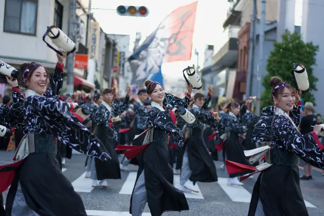 市内中心部商店街や中央公園を華麗な“よさこい踊り”で彩る
