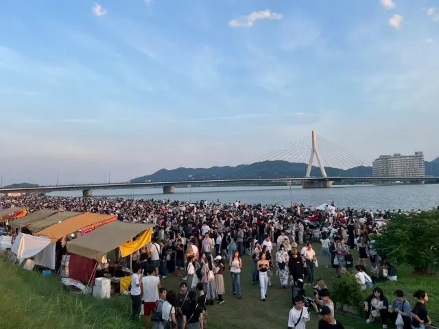 会場となる芦田川大橋上流には屋台も立ち並ぶ
