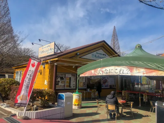 外にはイスとテーブルも用意されている