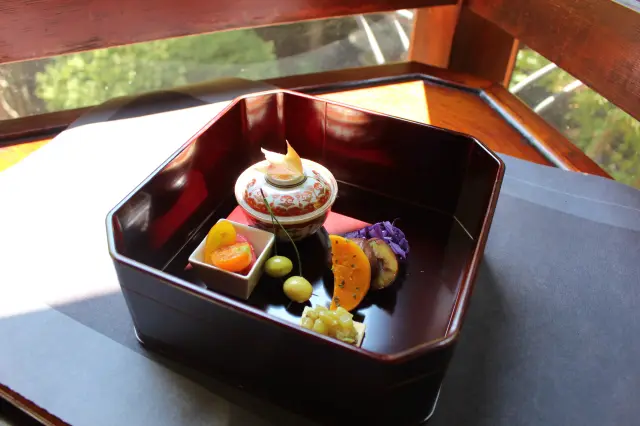 宿泊以外でも予約すれば夕食会席コースを楽しむことができる