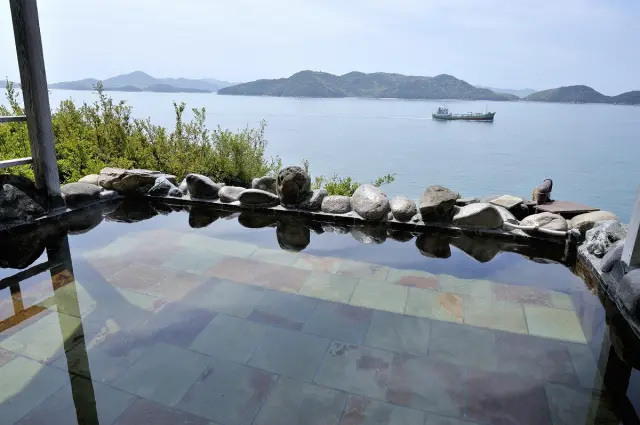 瀬戸内の島々が見える展望露天風呂