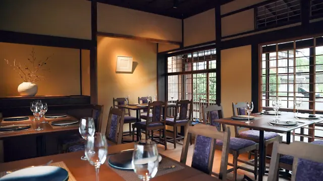 城下町の風景とともに料理を楽しめるレストラン