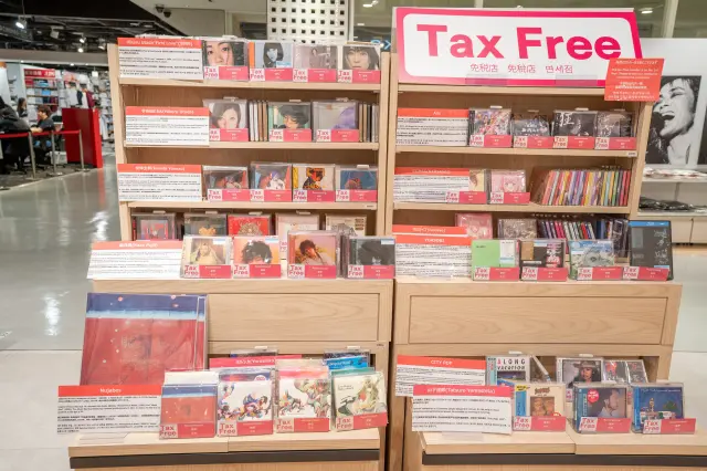 Some products also have product-introduction POP displays written in English, Chinese, and Hangul