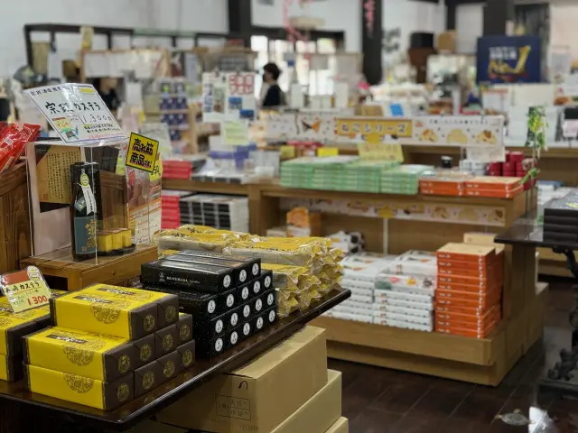 土産処では九州各地の名産品を扱う