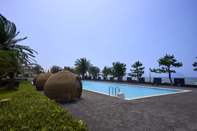 夏季限定で屋外プールがオープン