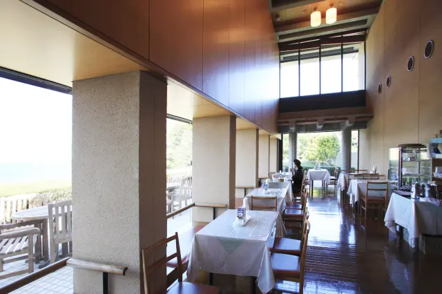 美術館内にあるカフェテリア「カメリア」