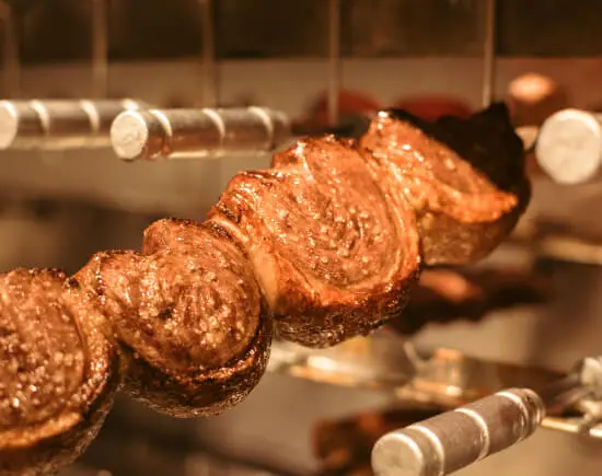 大きな肉の塊を焼き上げた本格派のシュラスコ