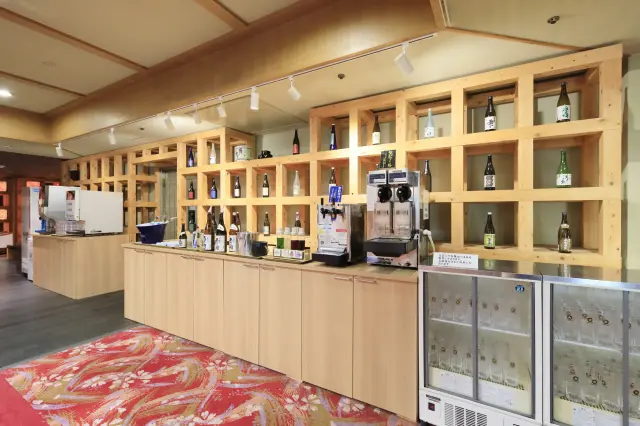 地酒をはじめ、ドリンクはいつでも自由に楽しめる