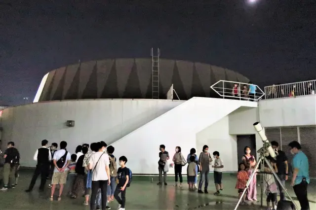 屋上で定期的に行われる天体観望会