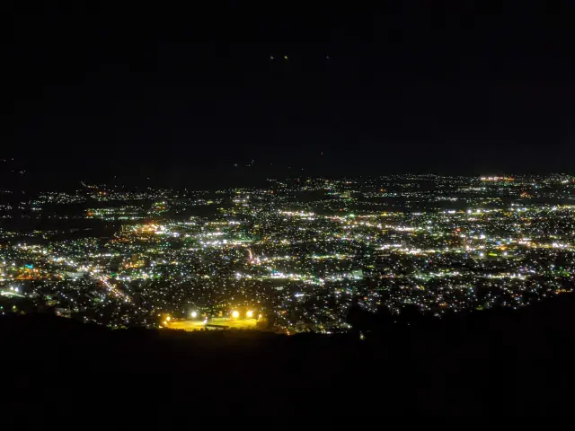 灯りがきらめくロマンチックな夜景は必見