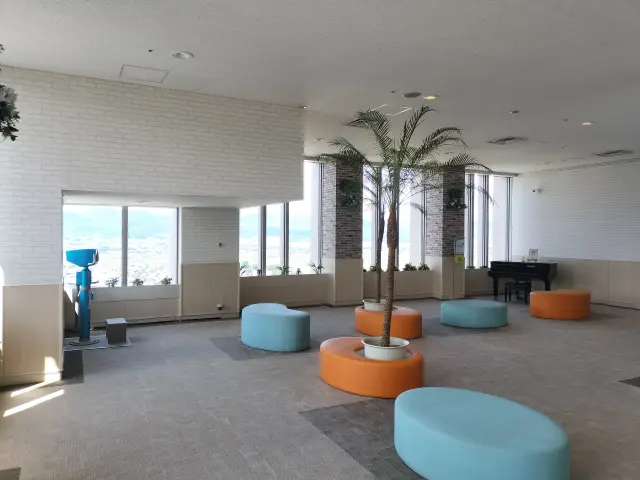 ソファーが配され、居心地のいい展望ロビー