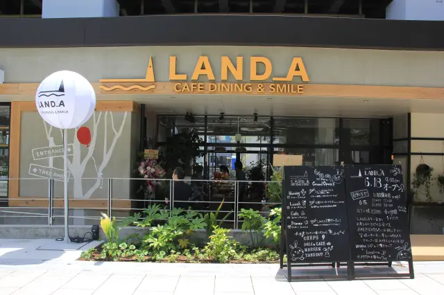 川沿いのオープンテラスはペットと一緒に食事できる「LAND_A」