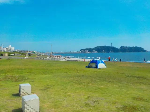 芝生広場から江の島が見える