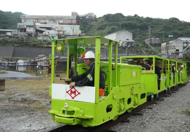 電動トロッコで炭鉱へ