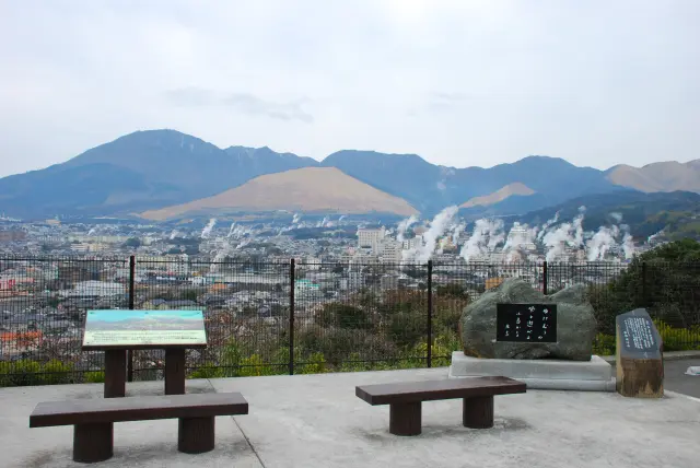 のどかな鉄輪温泉街を一望