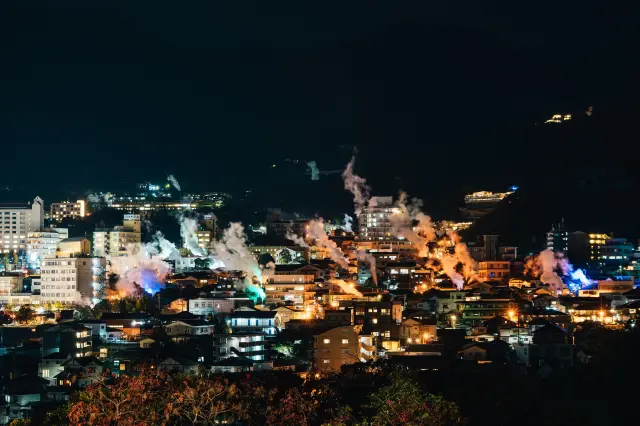 夜はライトアップされた幻想的な湯けむりが