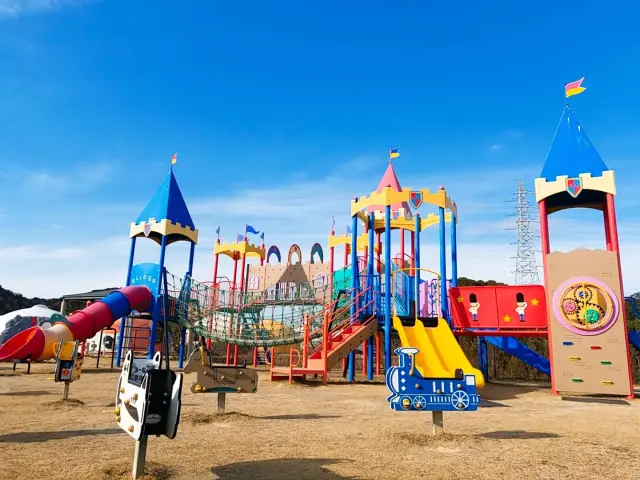 公園には小さい子ども向けの遊具がそろう