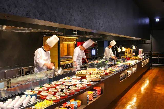 ライブキッチンで仕上げる美食も評判