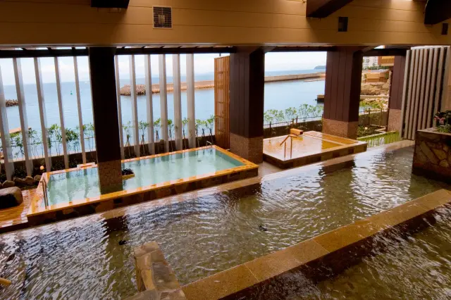 多彩な湯船を備えた「淡路棚田の湯」
