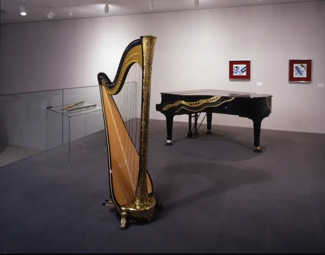 髙橋節郎 ピアノ:《宇宙紀行》(1995年、蒔絵)、ハープ:《銀河饗奏》(1999年、蒔絵)©豊田市美術館