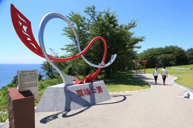 縁結びのモニュメントなどがある粟嶋公園
画像提供：豊後高田市