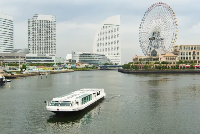 赤レンガ倉庫や観覧車など、みなとみらいの景色が一望できる