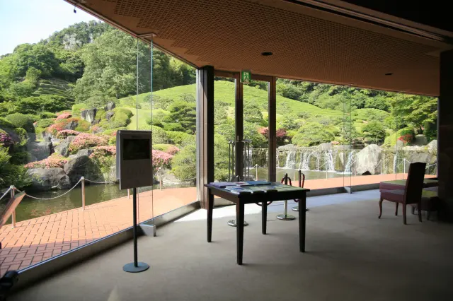 美術館の館内から庭園を眺めることもできる