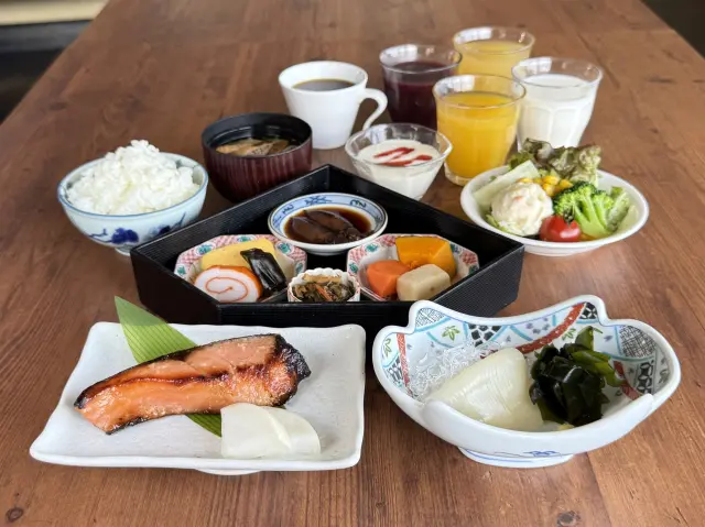 サラダ・パン・ドリンクをおかわりできる朝食
