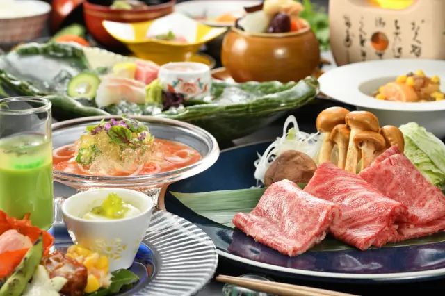 夕食には地元の旬の食材を会席スタイルで提供