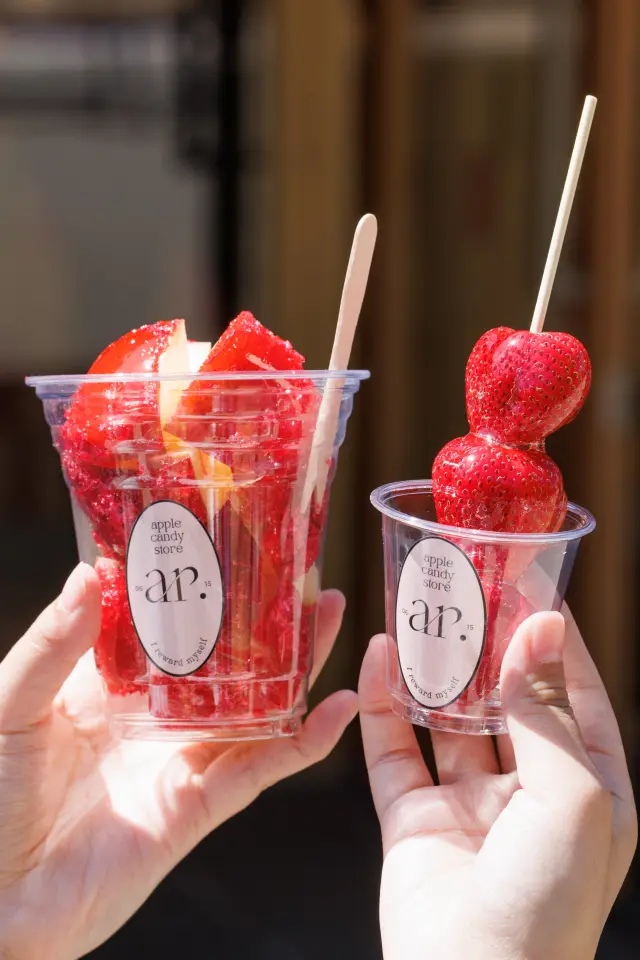 和菓子やキャンディ、クレープといったスイーツを食べ歩き