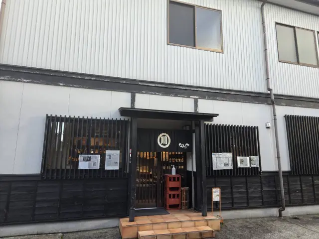 併設する直売所では醤油や味噌など多彩な商品が並ぶ