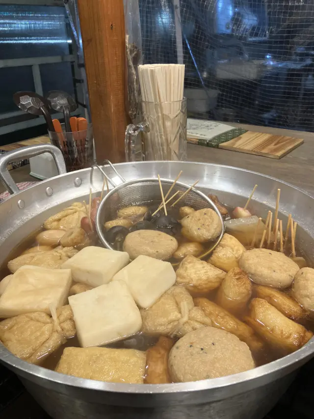 焼きあごから丁寧に引いた出汁はおでん以外にも活躍