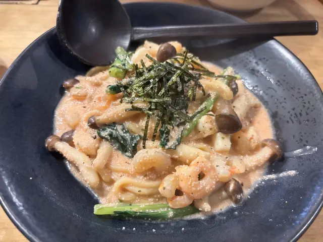 締めには人気の「めんたいだしボナーラ」を