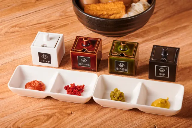 卓上の薬味（特製濡れ一味、柚子胡椒、辛子、ハリッサ）で味変