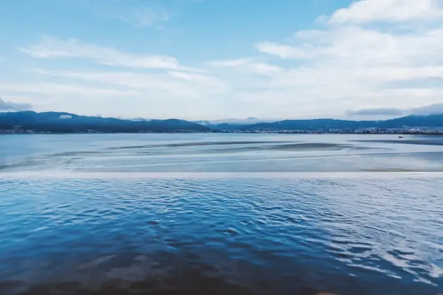 諏訪湖と湯船が一体となる混浴展望露天風呂「綿雫」