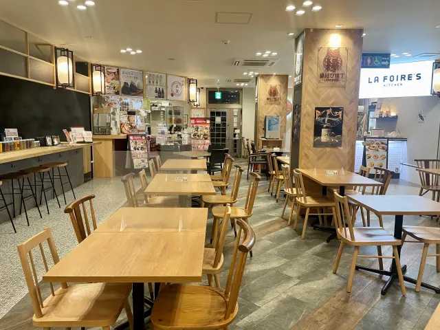 バラエティ豊かなメニューを味わえるフードコート