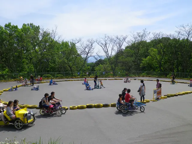 週末や祝日、春・夏・冬休みなどの長期休業期間にオープンする変形自動車広場