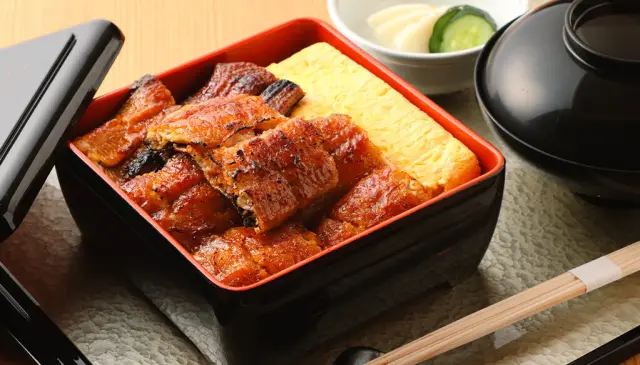鰻と卵焼きがのったボリューミーな「中黄金鰻重」