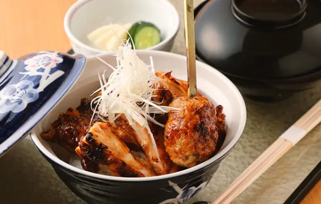 かしわもも照焼に自家製つくねを添えた「かしわ丼」