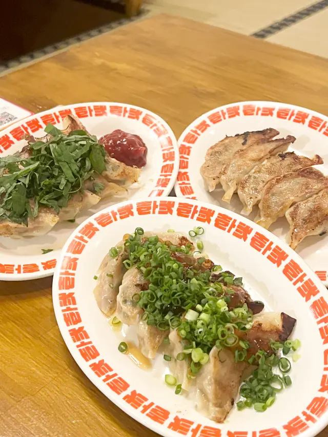 毎日、店で仕込む手作りの黒豚餃子は種類も豊富でサイドの人気メニュー