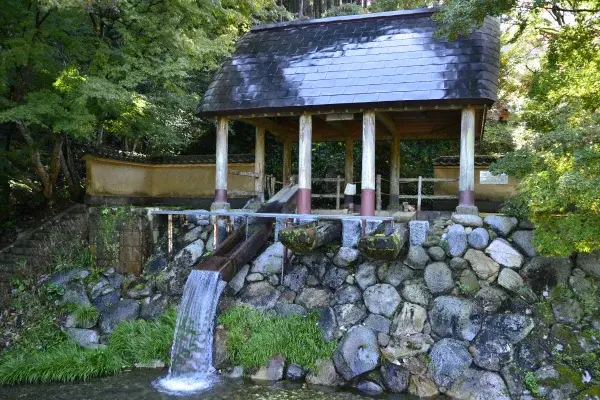 水の力を利用した大型の臼がある「唐臼小屋」