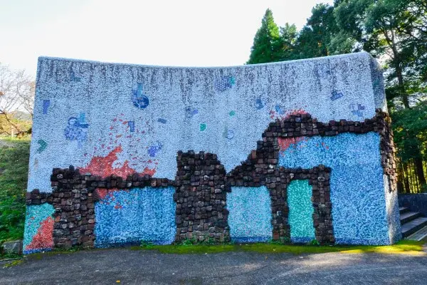 陶片とトンバイで壁画を作成した「藩窯公園大壁画」