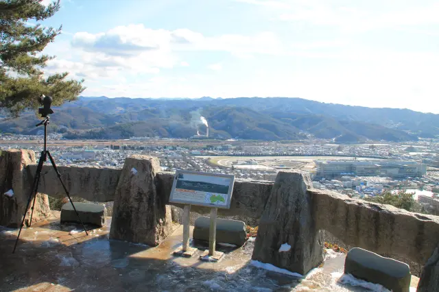 東屋があり福島競馬場を眼下に見下ろすことが可能な第二展望台