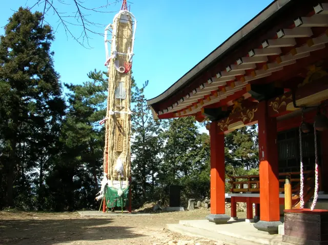 信夫山のシンボルとして羽黒山の頂上にある羽黒神社