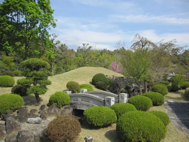 春には桃、秋には紅葉も楽しめる日本庭園